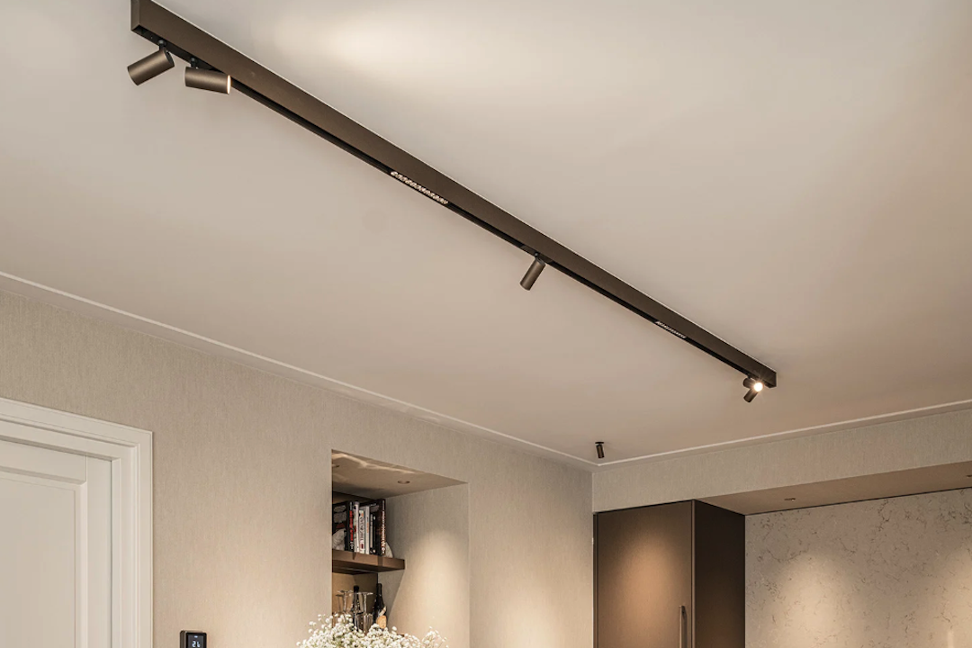 Moderne plafondverlichting met magnetische rail